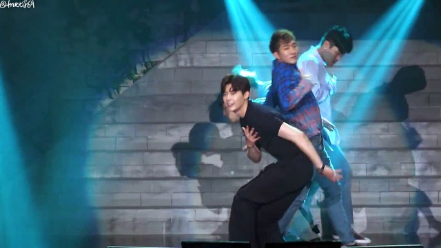 Lee Jong Suk lần đầu nhảy trong fanmeeting