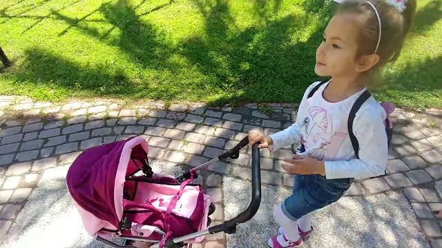 Oyuncak araba ile parkta gezinti, eğlenceli çocuk videosu