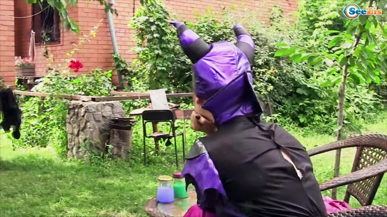 Frozen Elsa GUMBALLS SURPRISE! Superheroes IRL w/ Spiderman vs Hulk