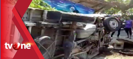 Mobil Tabrak Dua Kios dan Sepedah Motor