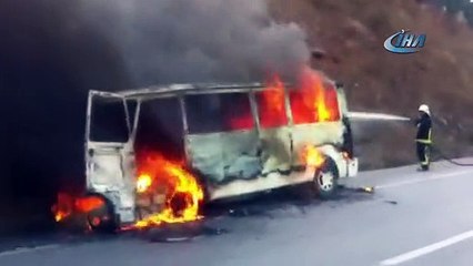 Servis minibüsü alev alev yandı