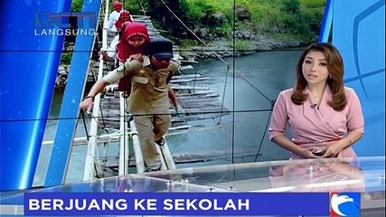 Siswa SD Harus Menerjang Sungai untuk ke Sekolah