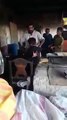 اس ویڈیو میں دیکھیں ڈیرہ غازی خان کے نواحی علاقہ پل شیخانی میں چھوٹی سی غلطی پرہوٹل کا مالک ہوٹل پر کام کرنے والے بچے ک