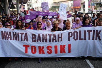 Women go purple to protest toxic politics