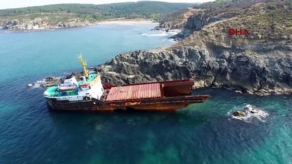 İkiye ayrılan gemi parçalanmaya başladı