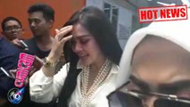 Hot News! Dikepung Media, Syahrini Gerah Sampai Minta Digendong - Cumicam 11 September 2017