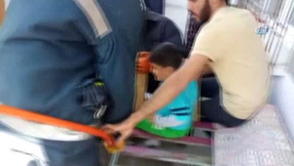 4 Yaşındaki Eymen'in Ayağı Demir Kanepeye Sıkıştı
