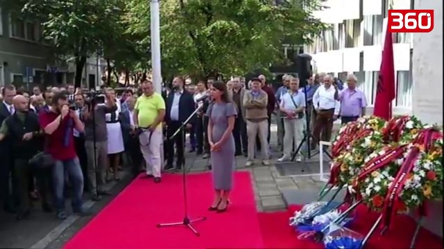 19 vjet nga vrasja e Azemit, Rudina Hajdari premton tek memoriali i babait të saj: Sot në Kuvend do të plotësoj dëshirën