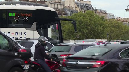 Des camions de forains bloquent la Place de l'Etoile à Paris