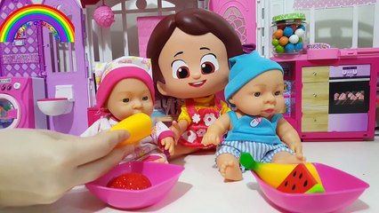 Niloya Oyuncak Bebeğe Şeker Getiriyor Niloya take Candy to baby doll