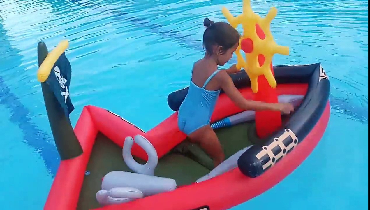 korsan havuzumuzla büyük havuzda oynadık, eğlenceli çocuk videosu