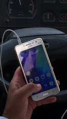 Un chauffeur de bus tchat en conduisant