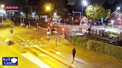 Un mec en scooter se prend une barrière à cause d'une fille sexy (vidéo)