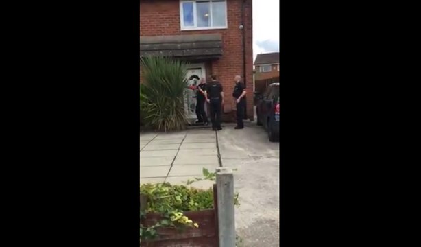 Un homme s'échappe par la fenêtre quand il aperçoit la police rentrer chez lui.