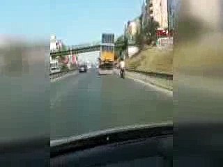 İstanbul’un en işlek yolunda tehlike saçtı!