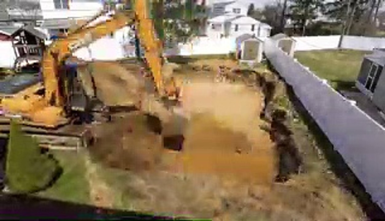 Hypnotisant la construction d'une piscine dans un jardin en