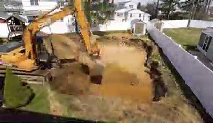 Hypnotisant la construction d'une piscine dans un jardin en timelapse