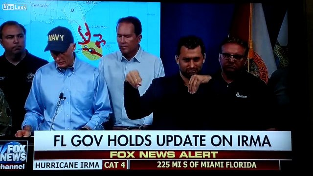 Un interprète en langue des signes vole la vedette au gouverneur de Floride