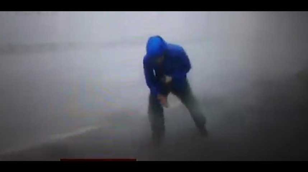 Irma : les reporters télé en direct de l'ouragan en font-ils trop ?