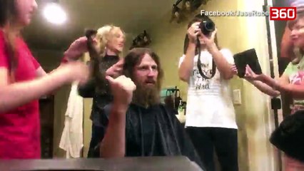 E transformojne te pastrehun ne parukeri, nuk njeh veten pasi shihet ne pasqyre (360video)