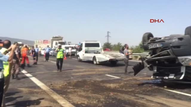 İzmir Devrilen Minibüsün Şoförü Ağır Yaralandı