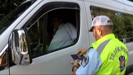 Okul Çıkışı Servislere Denetim Yapıldı, Öğrenciler Şaşkın Bakışlarla İzledi