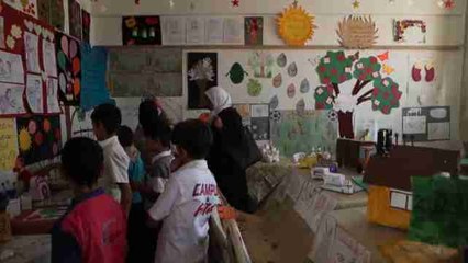 Niños sirios reciclan basura doméstica para convertirla en arte