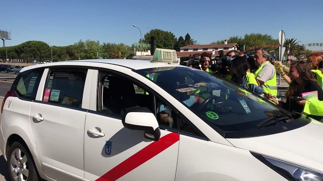 Cliente de taxi multado por ir sin cinturón de seguridad