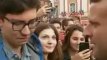Toulouse : ému, un jeune homme tombe en larmes devant Macron