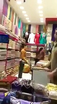 پٹھان بھائی کو چینی لڑکیوں نے دھو دیا اور تو اور کسی کو چھڑانے بھی نہیں دیا۔ یہ تو زیادتی ھے