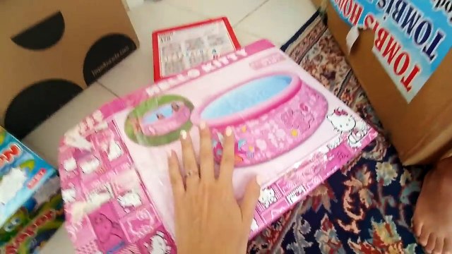 Lera ve Elif eski evden oyuncaklar seçiyor, çılgın maymun oynuyor ve elif doktor oluyor