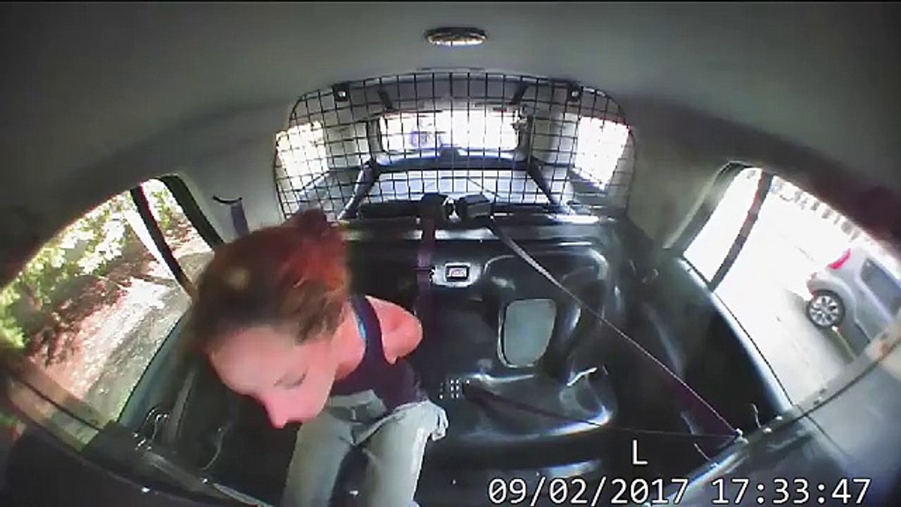 Une voleuse s'enfuit avec une voiture de police