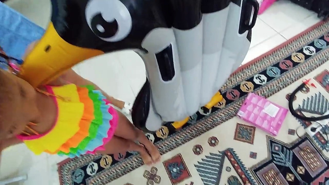 Eski ev havuzdayız renkli silindir, hello kitty deniz yatağı ve penguen ile oyunlar