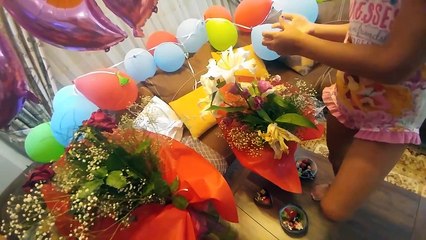 Elif yeşil jeep ile havuza gidiyor ve yeni paletlerle yüzmeyi deniyor...