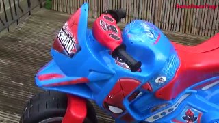 Et Assemblée enfants moto sur récréation puissance balade homme araignée jouet déballage roues |
