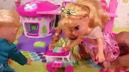 Cutie Cars Elsa and Anna toddlers are having fun