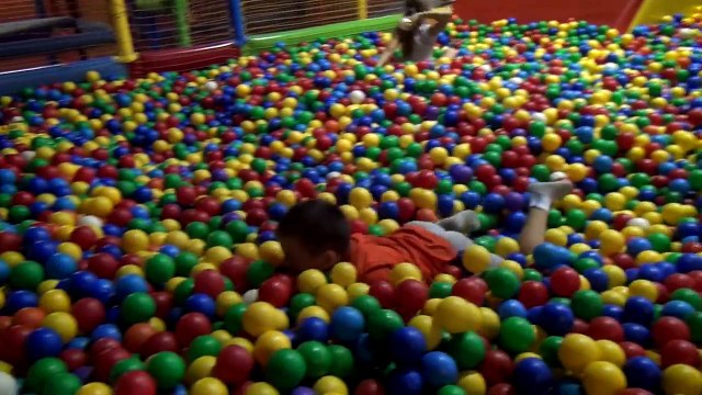 Indoor playground Fun for kids ,Ball Pit Fun , Fikolandia Plac zabaw dla Dzieci ,Zabawa w kulkach.