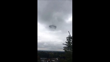 Misterioso anillo de humo apercibido en el cielo