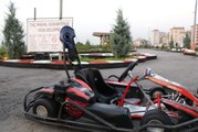 Go-kart Pistinde Şalı Aracın Lastiğine Dolanan Genç Hemşire Ölümden Döndü