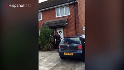 Mientras la policía derribaba la puerta el sospechoso saltó por la ventana