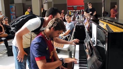 Il jouait du piano à la gare d'Austerlitz quand soudain...