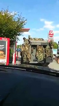 Des militaires se rendent au Quick avec un tank en Belgique