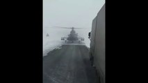 Un hélicoptère de combat russe s'arrête au milieu de la route