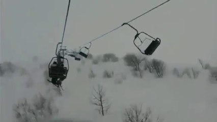 Des skieurs sont bloqués sur un télésiège en pleine tempête