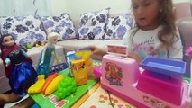 Elif kasiyer anna ve elsa alışverişte, eğlenceli çocuk videosu