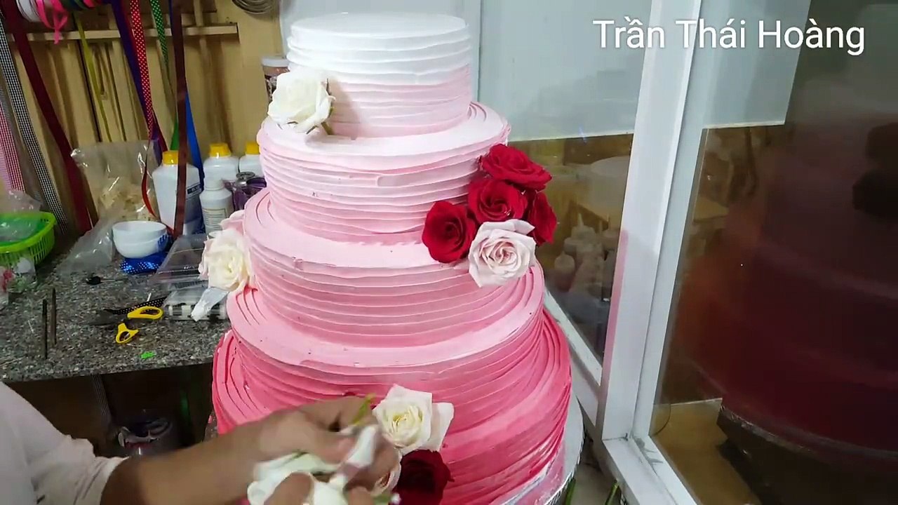 Đổi chủ đề em chuyển qua làm bánh cưới