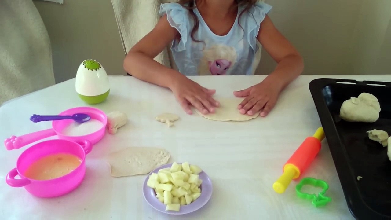 Elif  mutfakta  )) Hamur işleri yapıyor .çörek kurabiye yaptık.tabi denemeye cesaret ister )))