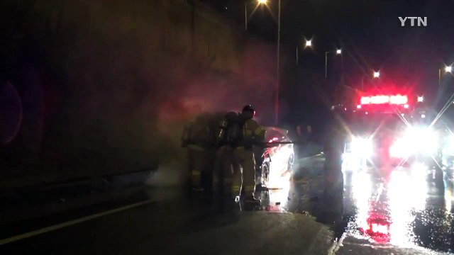 달리던 승용차에서 불...엔진룸 발화 추정 / YTN