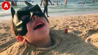Lutter super-héros dans la réelle sur la plage joue avec jouets