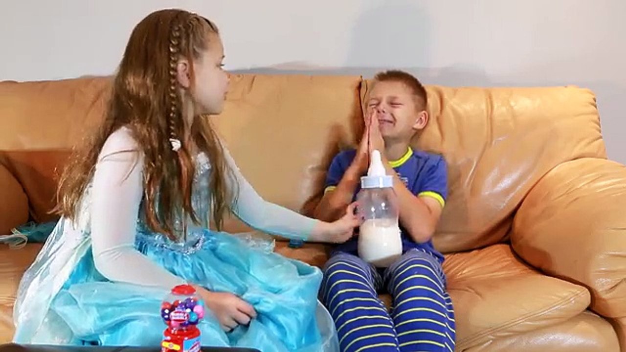 Et bébé mal bouteille gelé drôle la magie Magie maléfique Lait super-héros contre Gumballs w elsa irl m